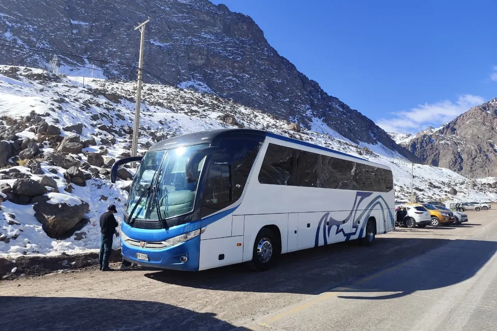 Bus de Más Bus en gira de estudio por la cordillera
